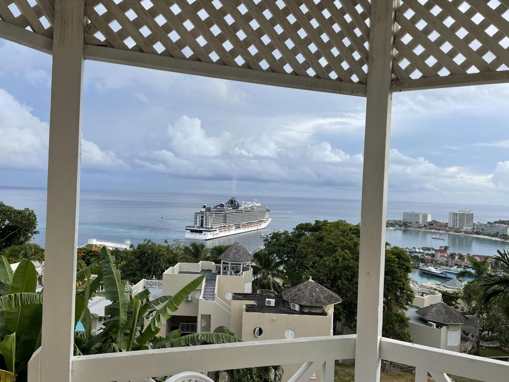 Oceanbreeze Jamaica Penthouse, 7-Minute Walk To Beach Ocho Rios Exterior foto