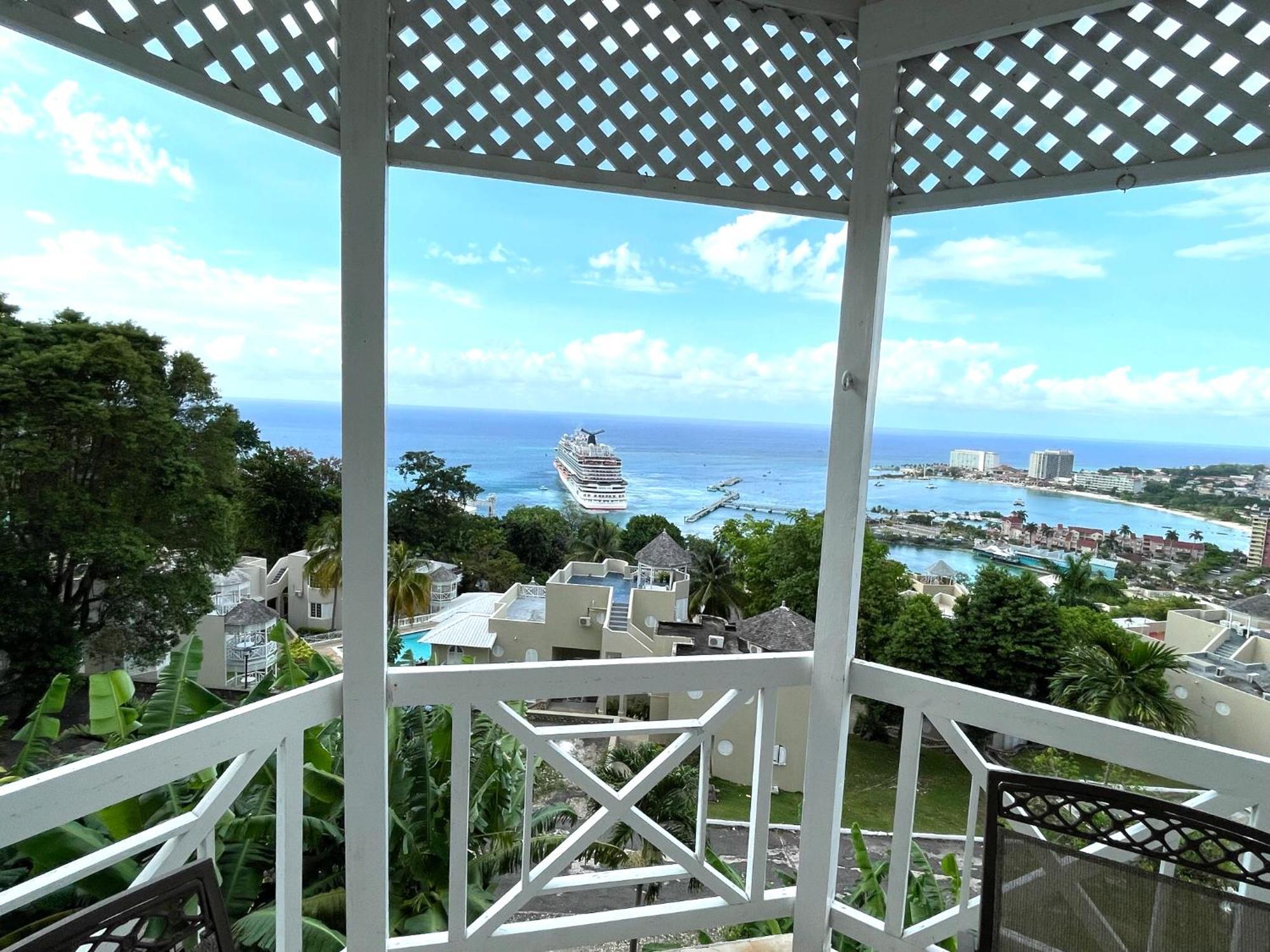 Oceanbreeze Jamaica Penthouse, 7-Minute Walk To Beach Ocho Rios Exterior foto