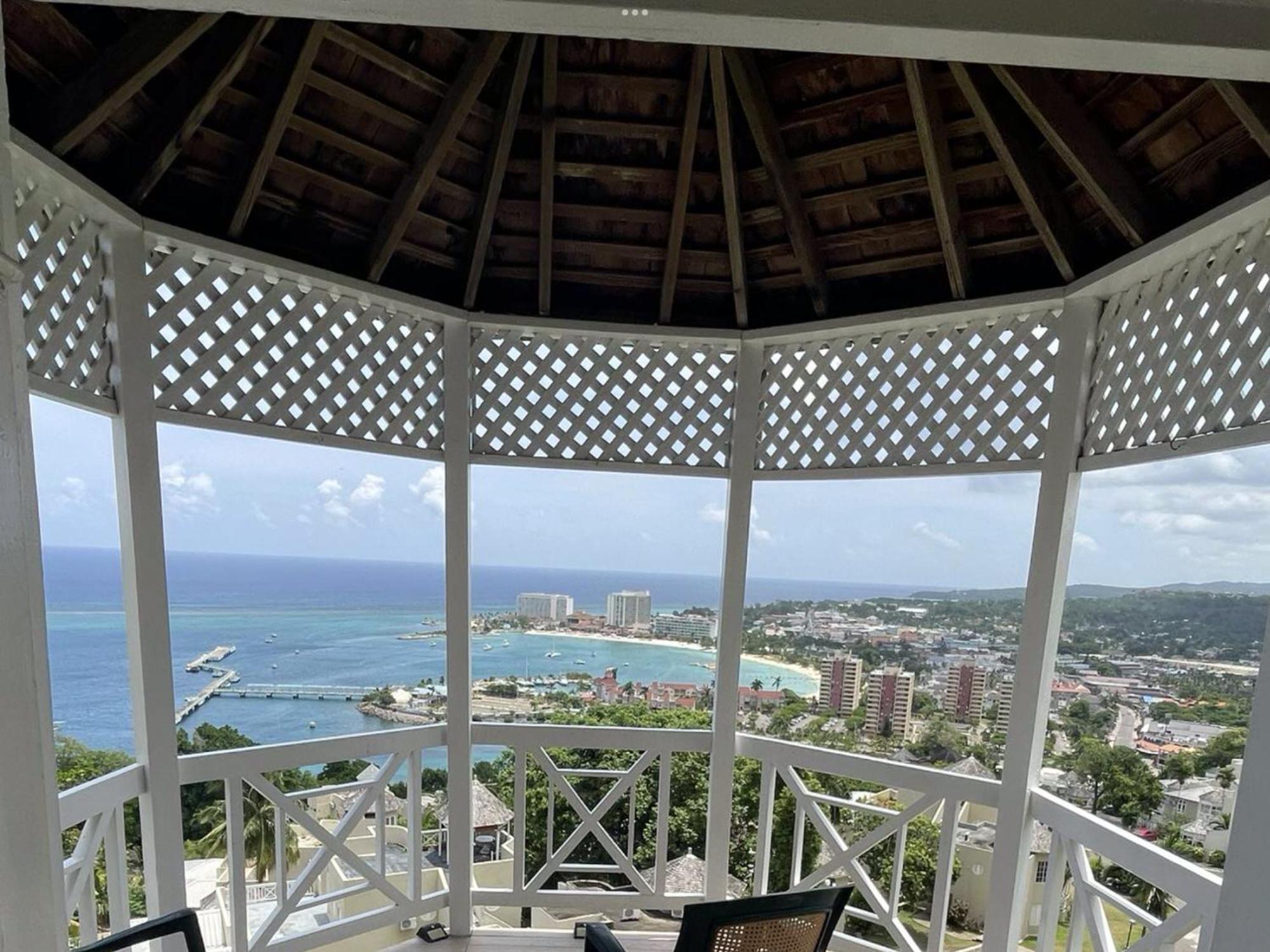 Oceanbreeze Jamaica Penthouse, 7-Minute Walk To Beach Ocho Rios Exterior foto