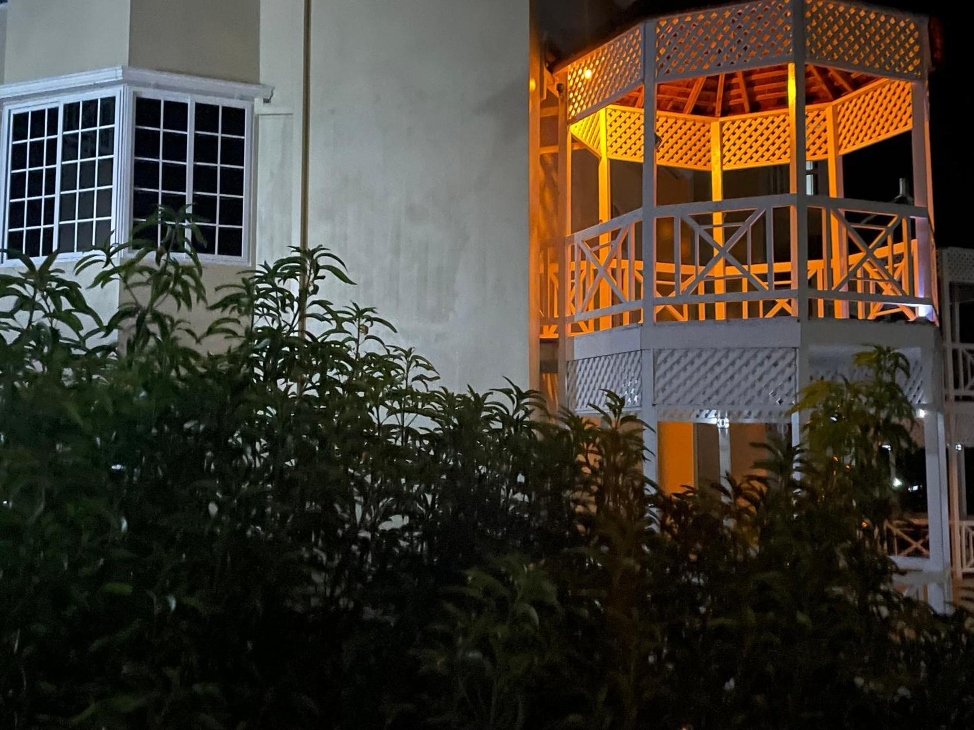 Oceanbreeze Jamaica Penthouse, 7-Minute Walk To Beach Ocho Rios Exterior foto