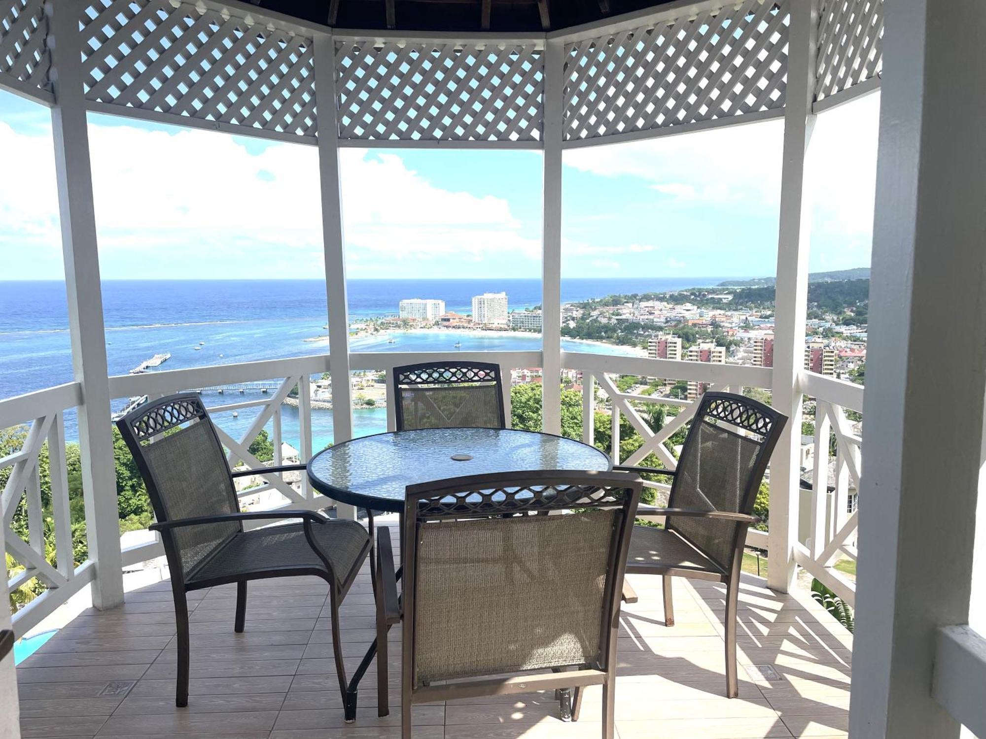 Oceanbreeze Jamaica Penthouse, 7-Minute Walk To Beach Ocho Rios Exterior foto
