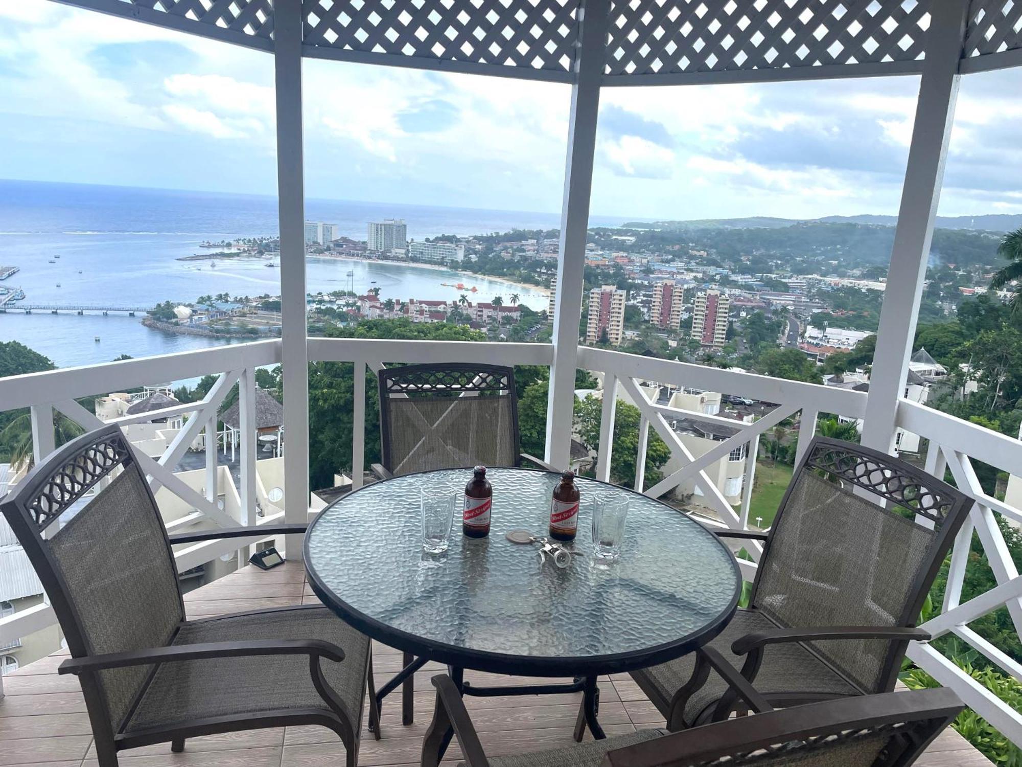 Oceanbreeze Jamaica Penthouse, 7-Minute Walk To Beach Ocho Rios Exterior foto