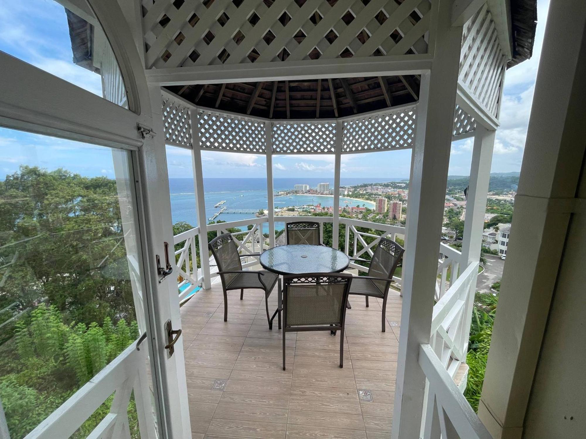 Oceanbreeze Jamaica Penthouse, 7-Minute Walk To Beach Ocho Rios Exterior foto