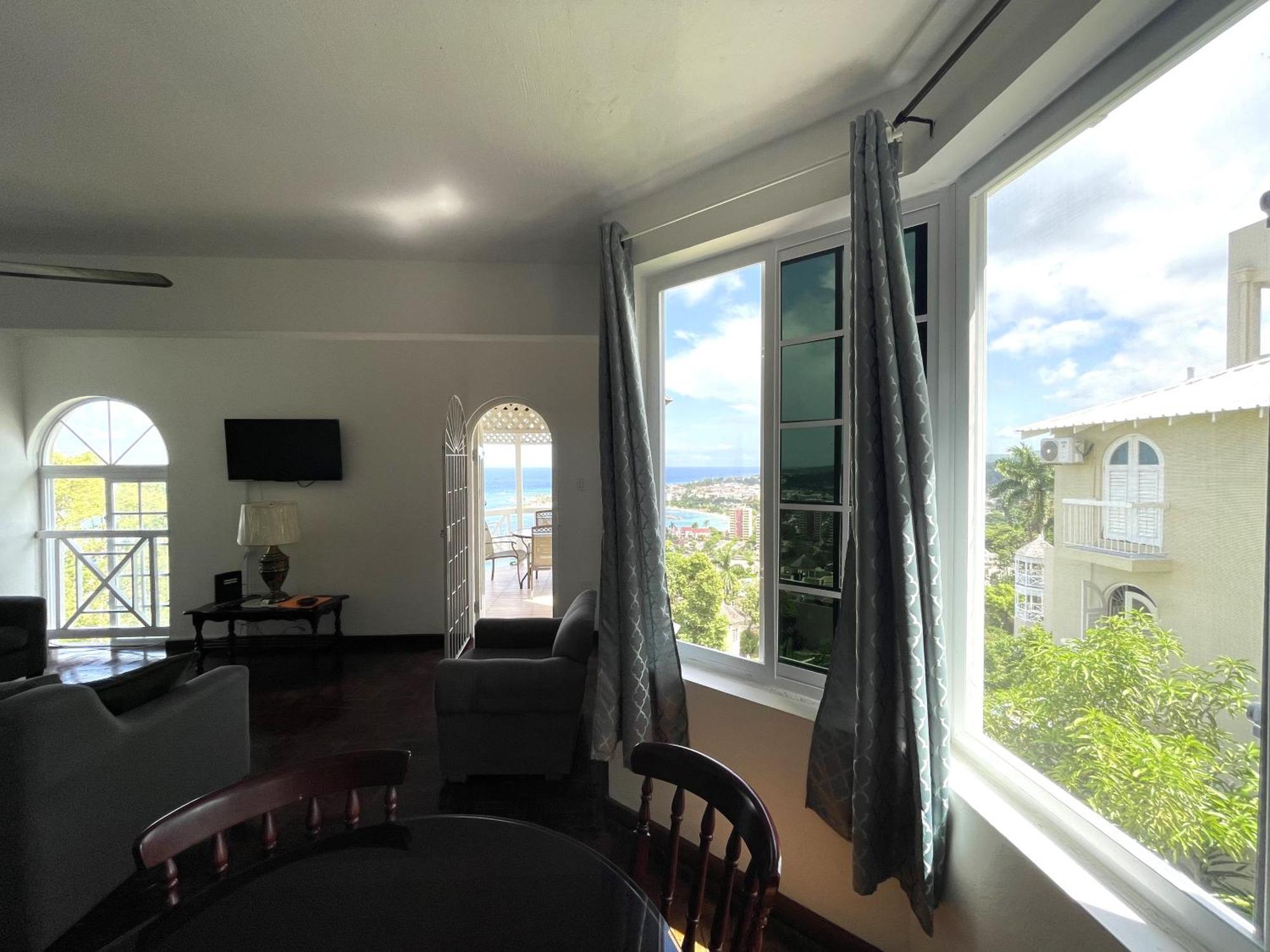 Oceanbreeze Jamaica Penthouse, 7-Minute Walk To Beach Ocho Rios Exterior foto