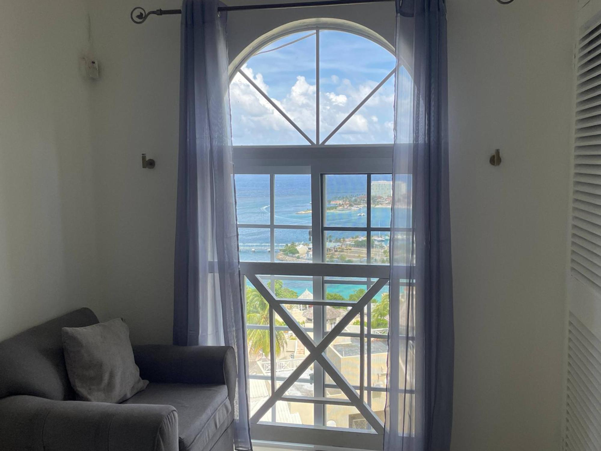 Oceanbreeze Jamaica Penthouse, 7-Minute Walk To Beach Ocho Rios Exterior foto